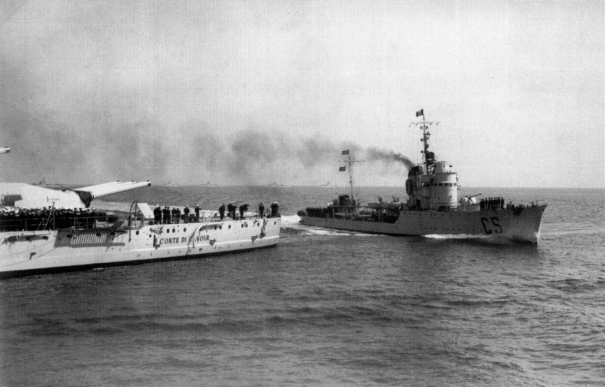 „Conte di Cavour” i torpedowiec „Cassiopea”