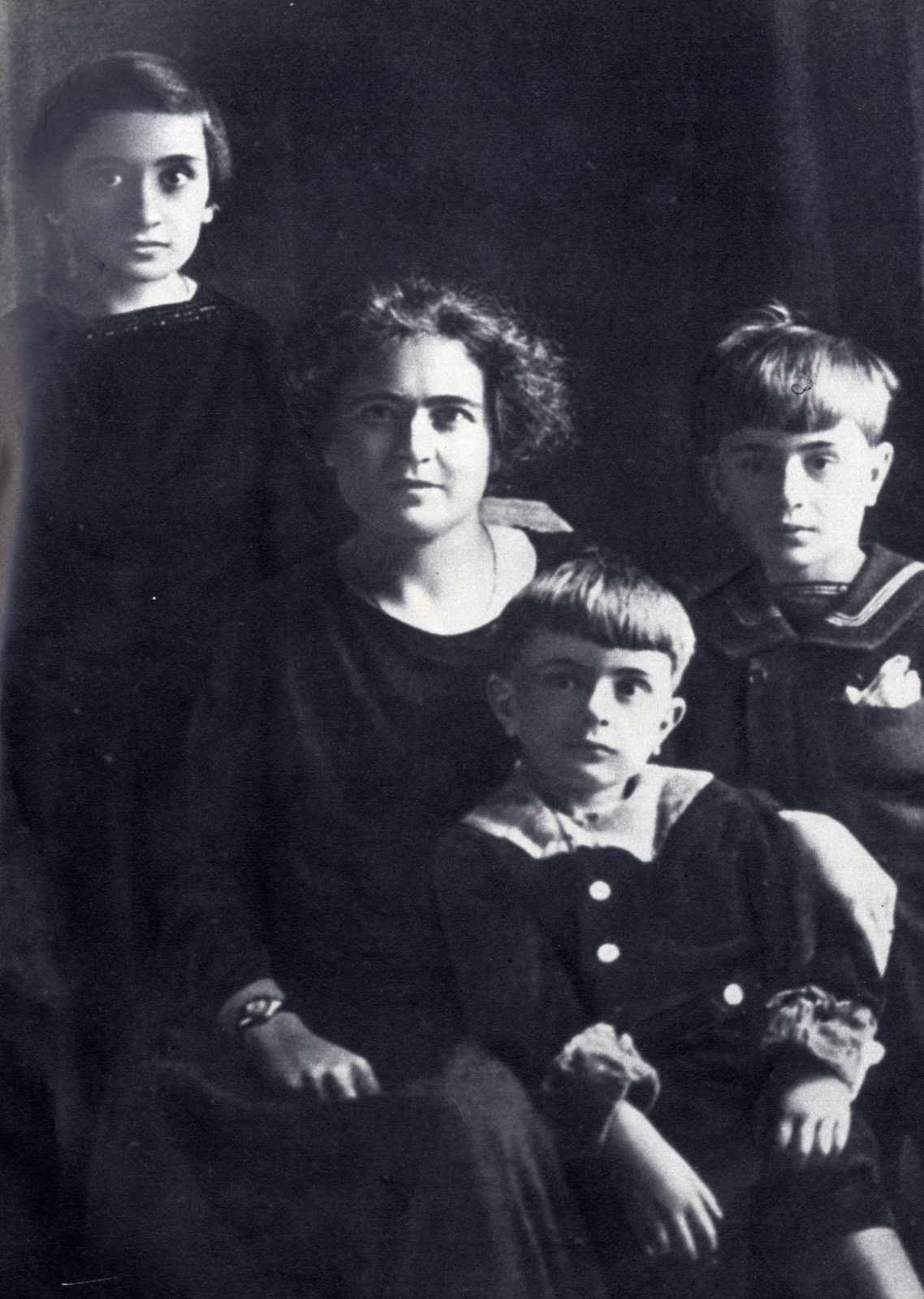 Rachela Mussolini z dziećmi