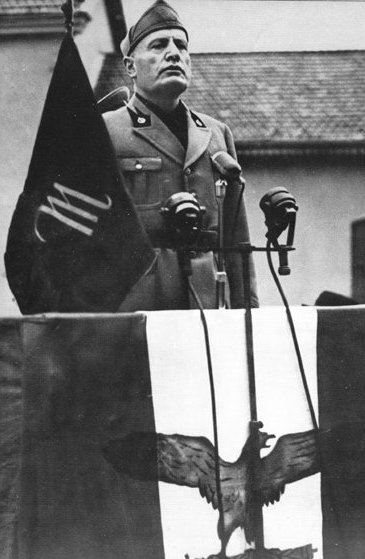 Mussolini przemawia